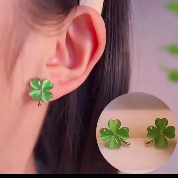 Four Leaf Clover Earrings Women's New Green f32 - Picture 1 of 3